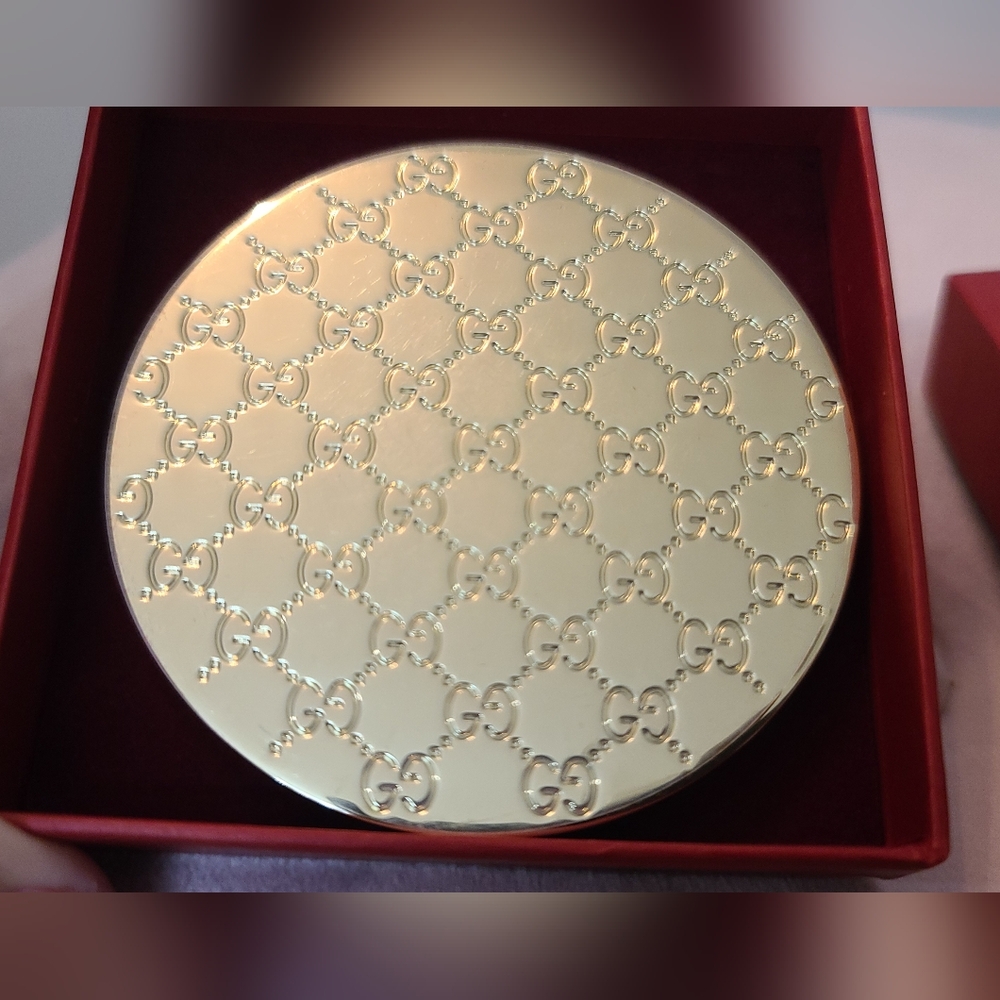 Gucci Gold Perfume Compact - Picture 2 of 4